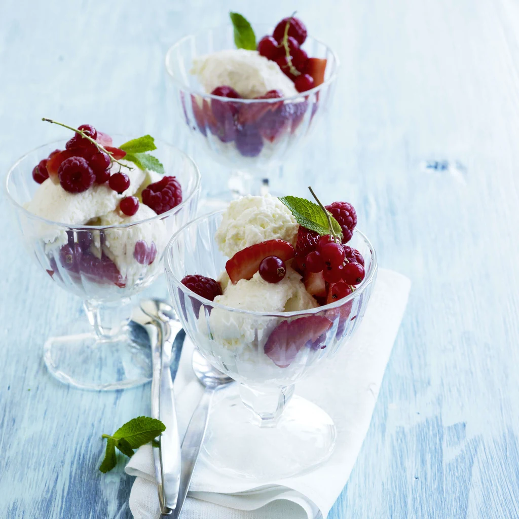 Laktosefreies Crème-fraîche-Mousse mit Sommerbeeren