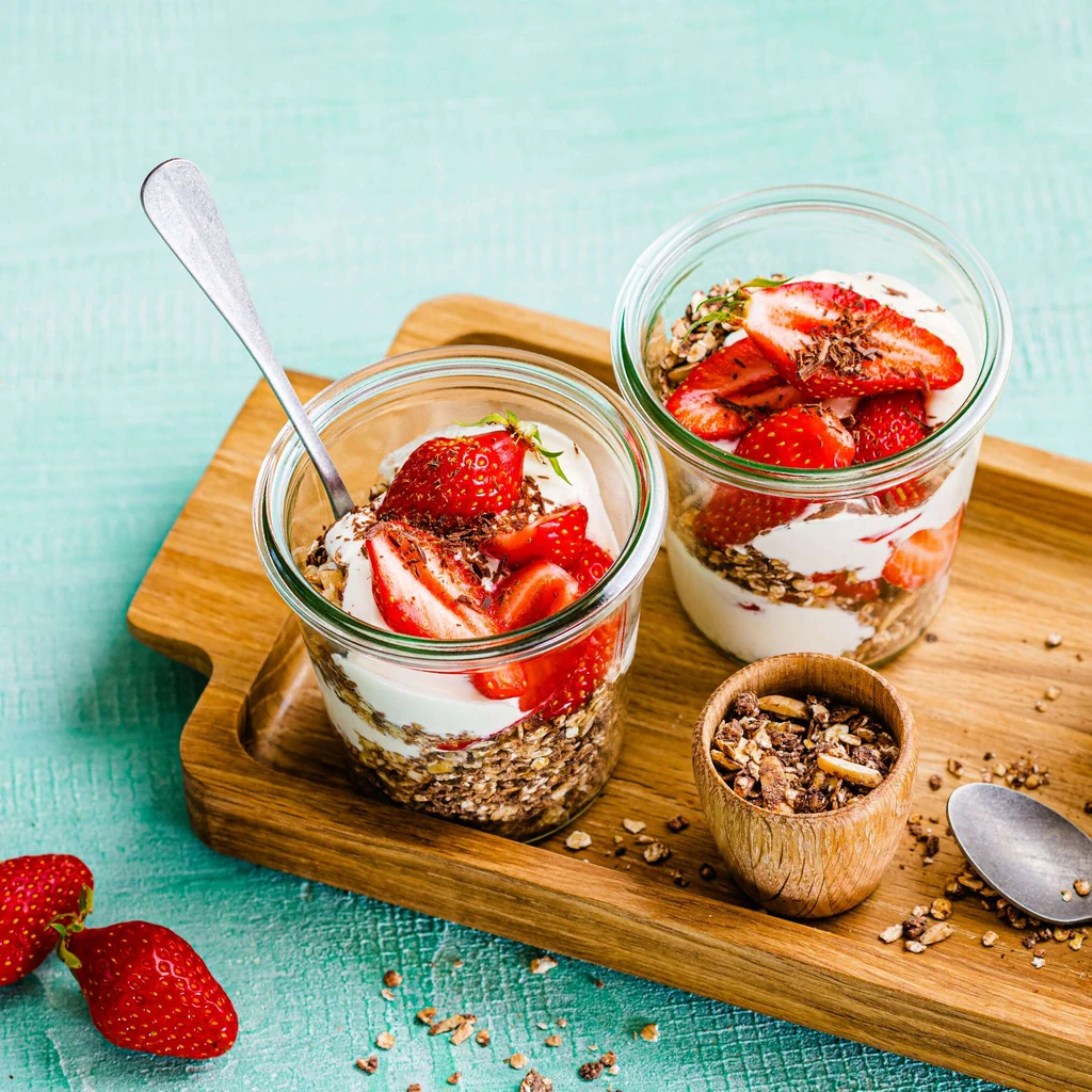 Erdbeeren mit Joghurt und Schokoladengranola