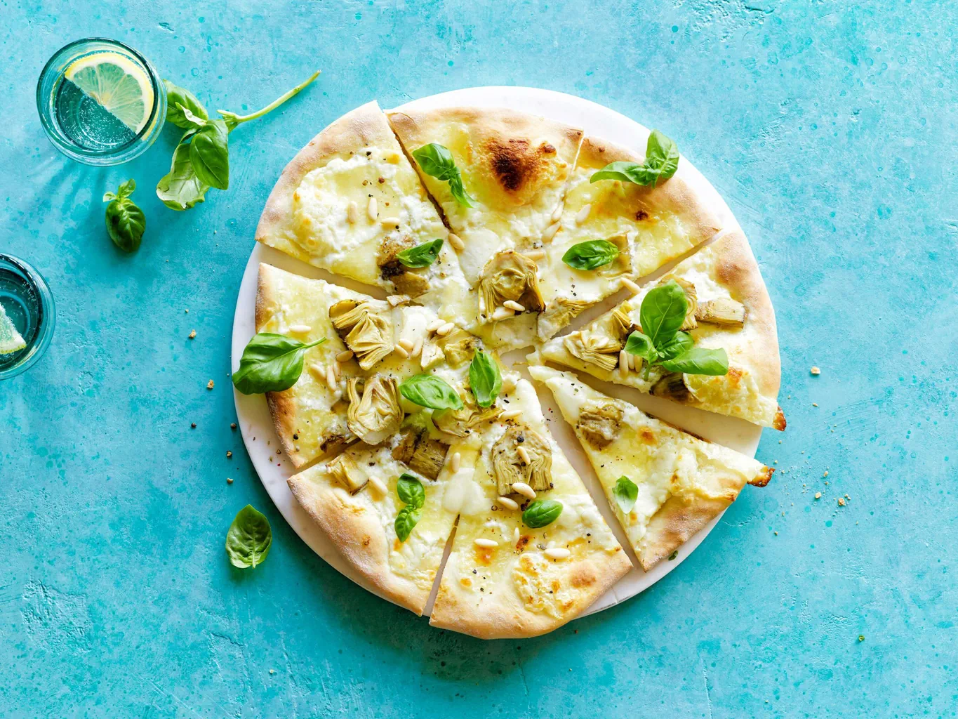 Pizza bianca mit Artischocken