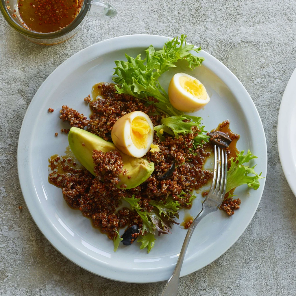 Salade de quinoa avec avocat et œuf au soja