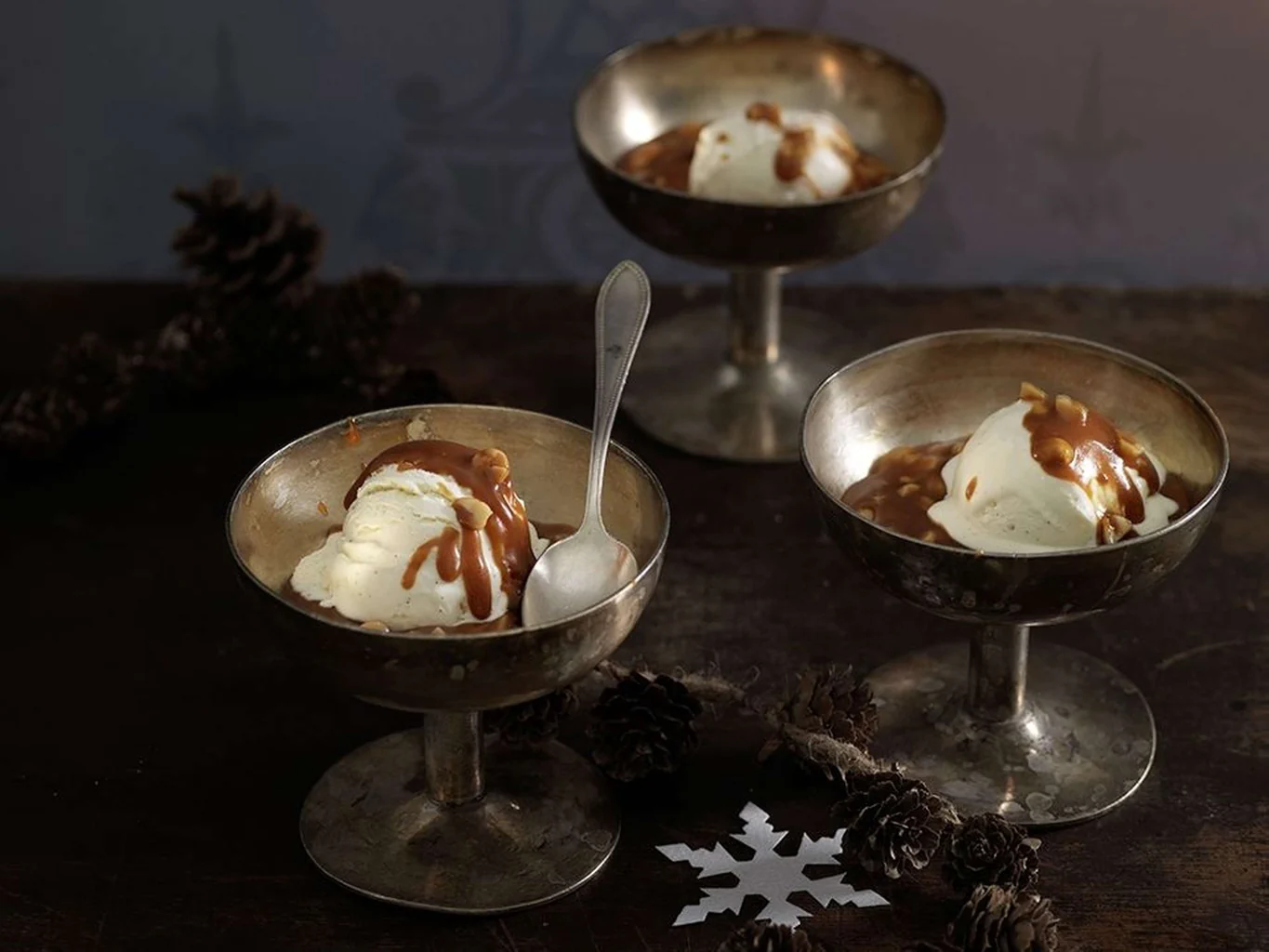 Joghurtglace mit Erdnuss-Caramel-Sauce