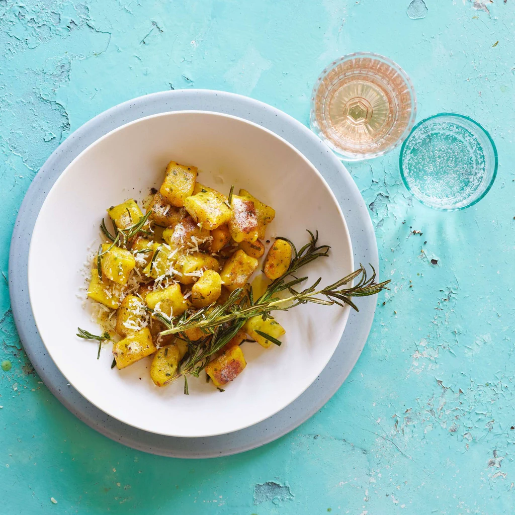 Gnocchi à la ciboulette et au beurre safrané avec romarin