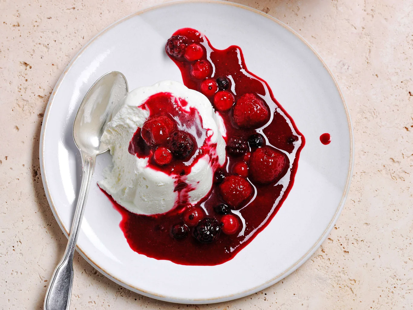 Sauerrahmköpfli mit roter Grütze