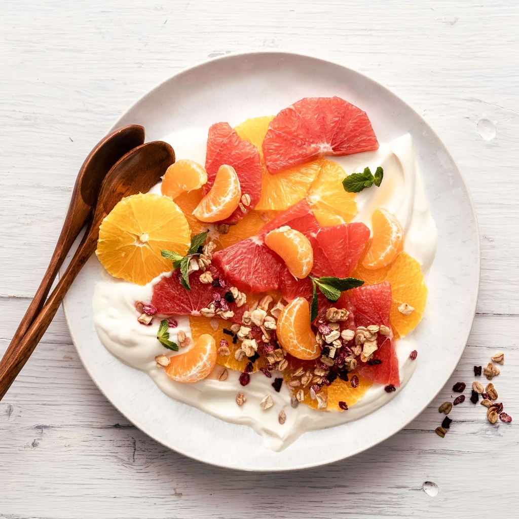 Zitrusfrüchte mit Mandelquark und Granola