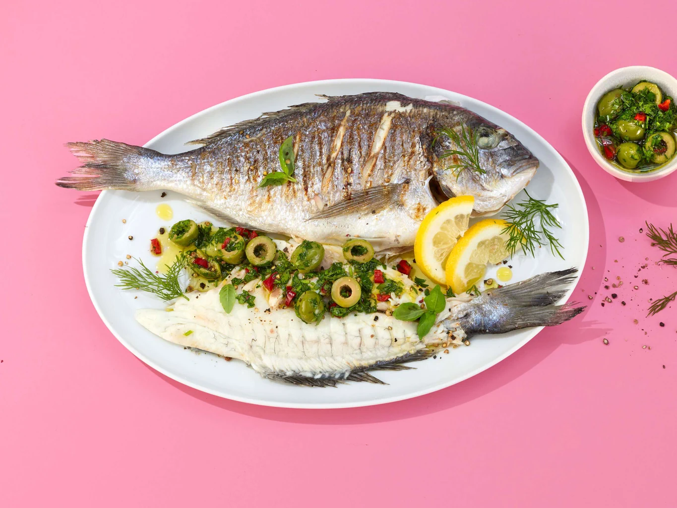 Dorade grillée aux herbes et aux olives
