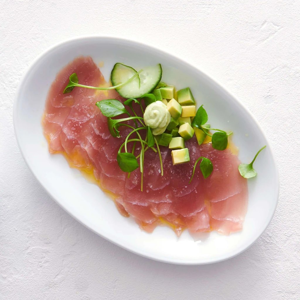 Tuna-Carpaccio mit Avocado-Gin-Creme 