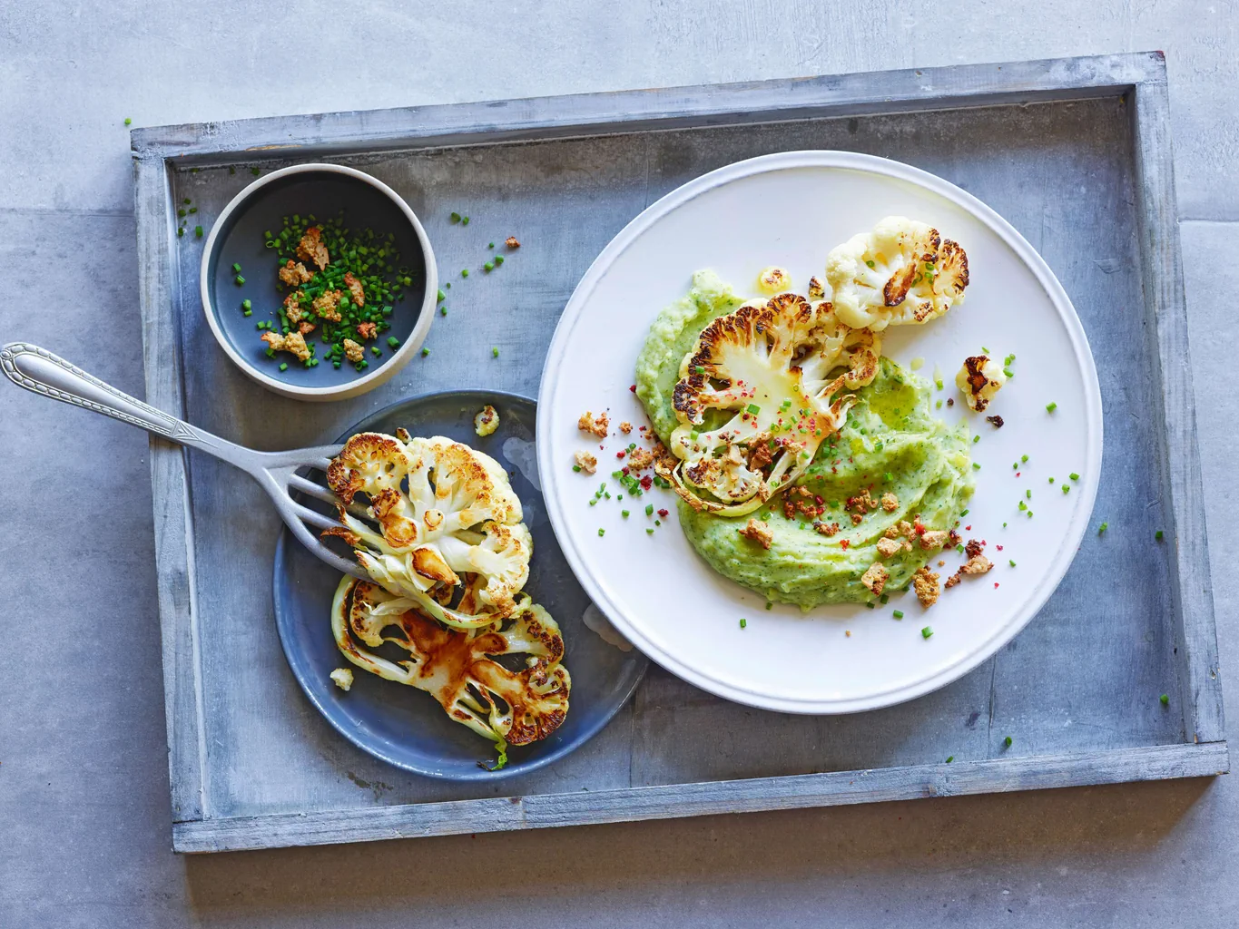 Blumenkohlsteaks mit Bohnenpüree und Tofu-Crumble