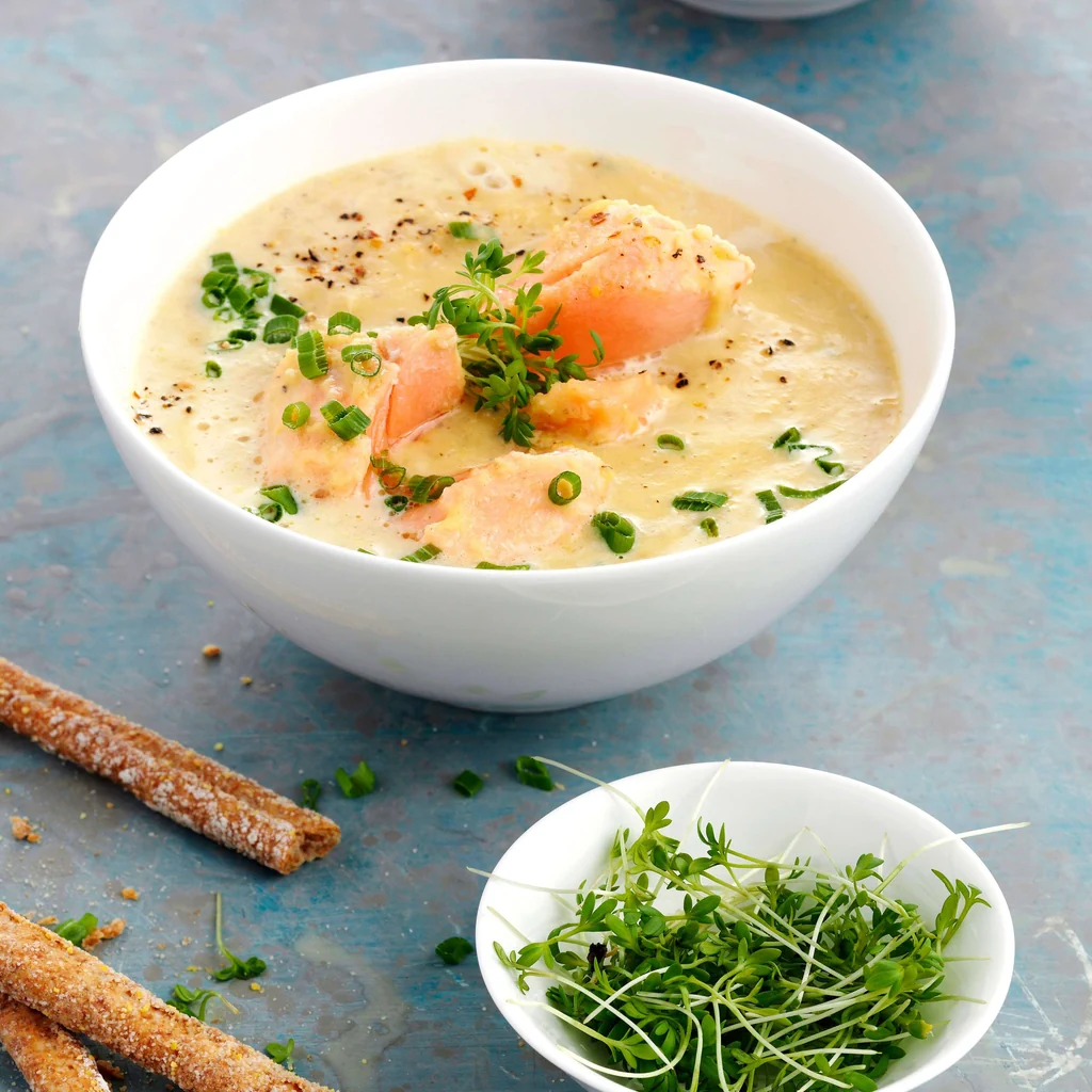Linsen-Lachs-Suppe mit Schnittlauch und Kresse