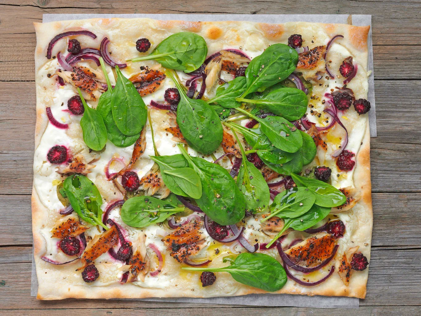 Tarte flambée au maquereau et aux mûres