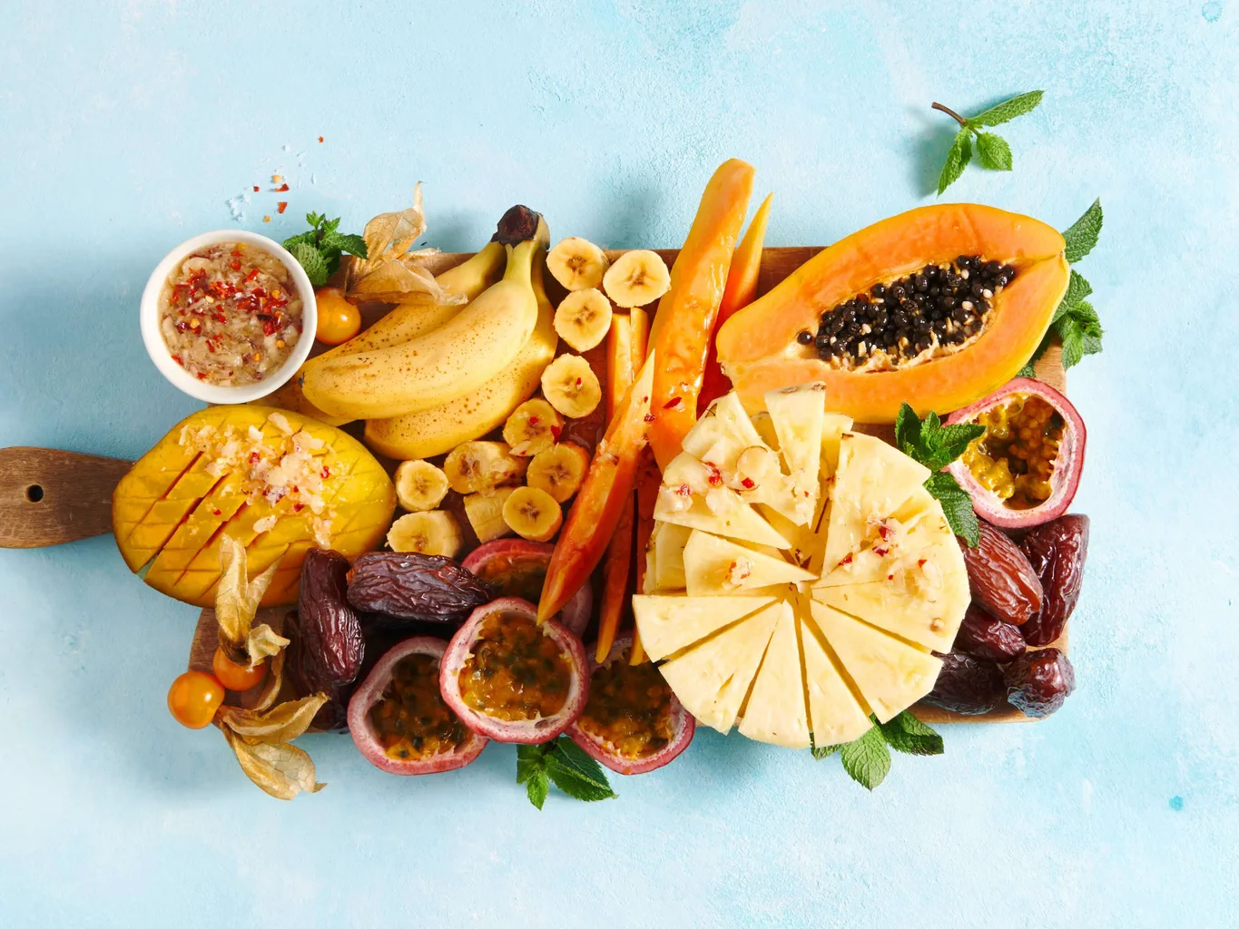 Frutta esotica con salsa al miele e alle noci