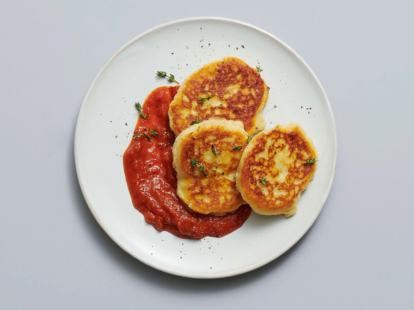 Ricottatätschli auf Tomatensauce