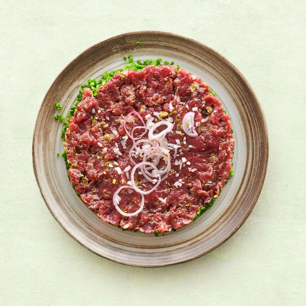 Tartare d'agnello su erba cipollina