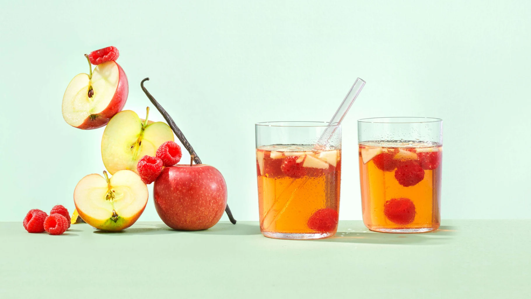 Ice-Tea-Bowle mit Himbeeren