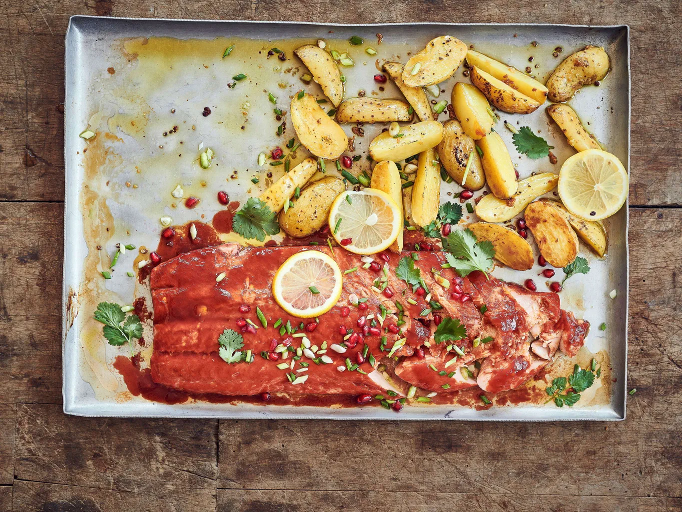 Sriracha-Lachs mit Knoblauchkartoffeln