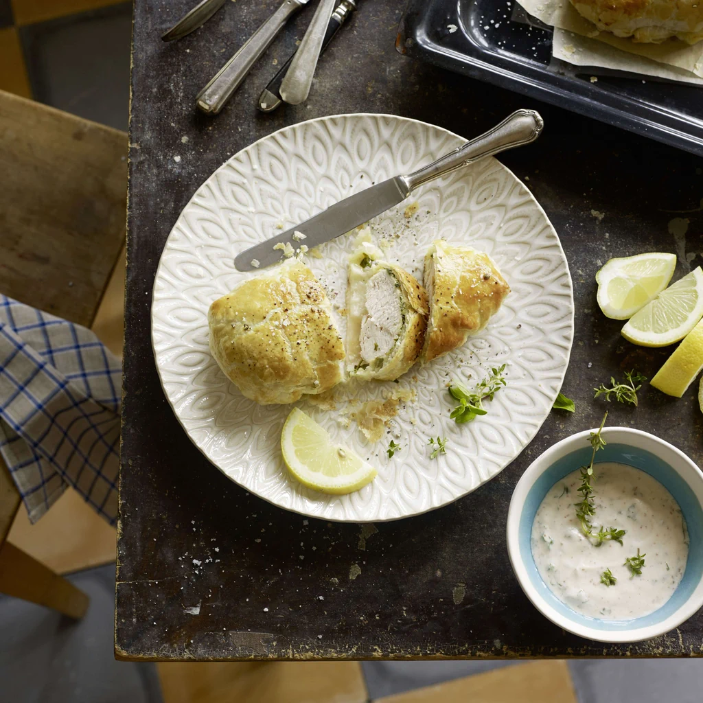 Kräuter-Poulet im Teig mit Joghurtdip