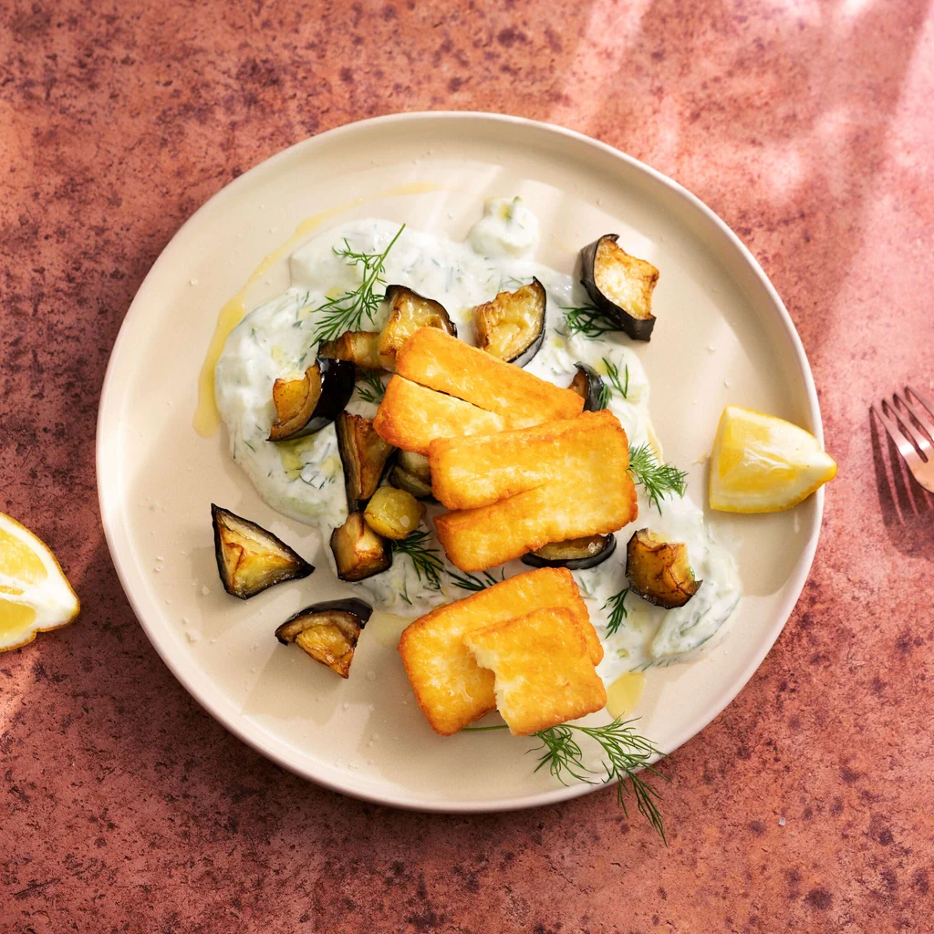Salade d'aubergine et de halloumi avec yogourt au concombre