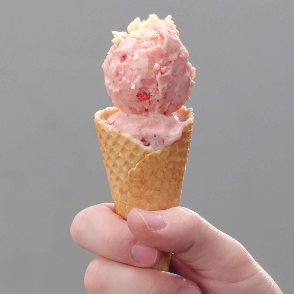 Erdbeerglace mit weisser Schokolade