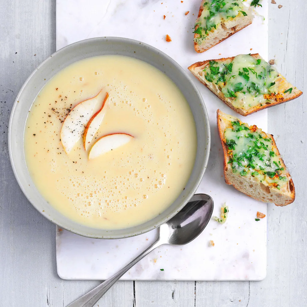 Kartoffel-Birnen-Suppe mit Käsebaguette