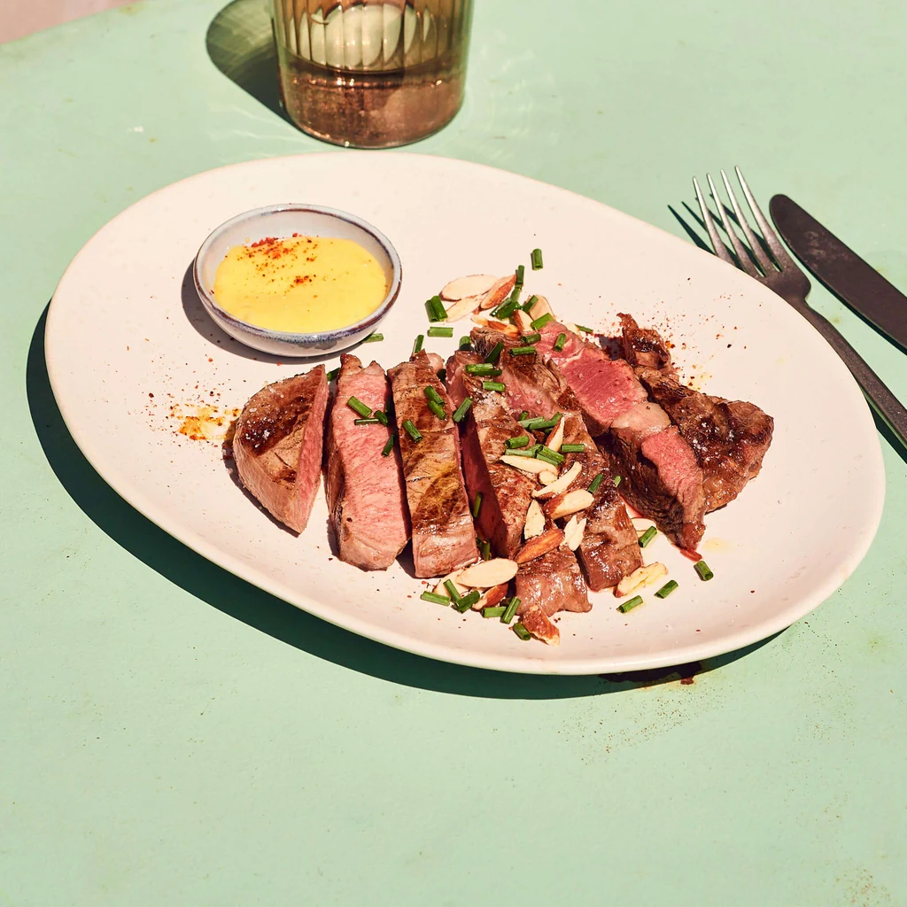 Steak de bœuf à l'aïoli avec amandes fumées