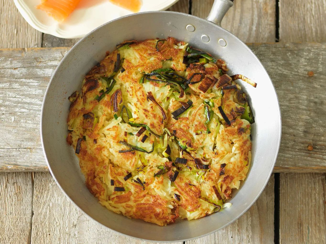 Rösti de pommes de terre et de poireau avec saumon fumé