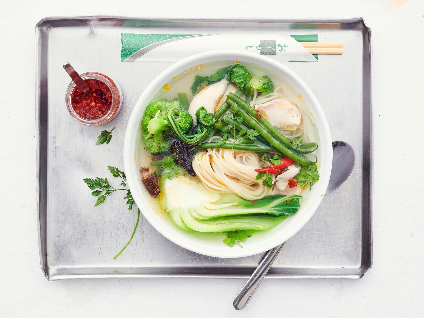 Soupe de nouilles aux légumes avec poulet