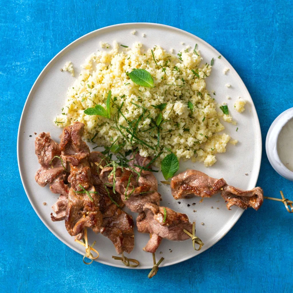 Couscous mit Lammhuft-Spiessli und Joghurtsauce