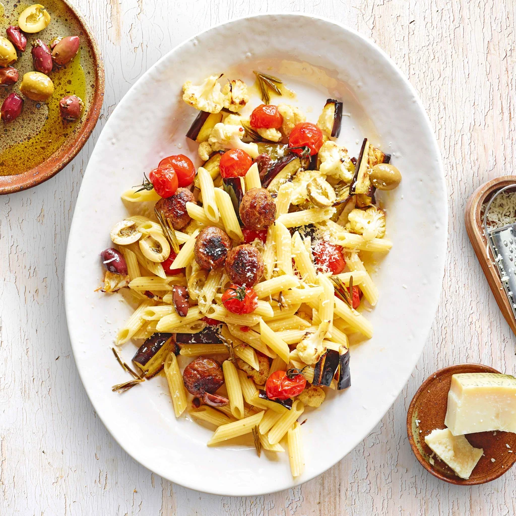 Penne mit Ofengemüse und Hackbällchen