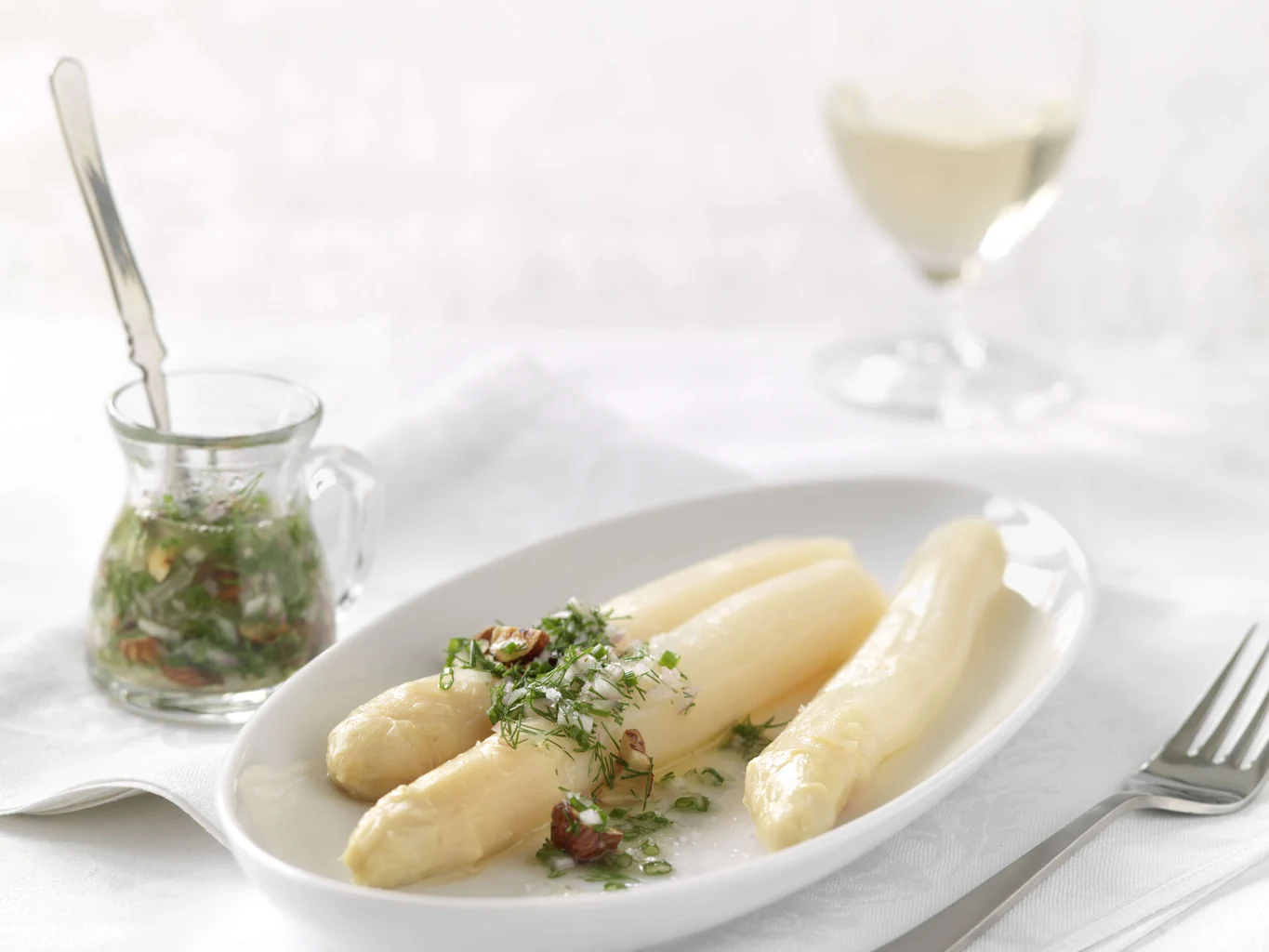 Asperges blanches avec vinaigrette aux fines herbes et aux noisettes