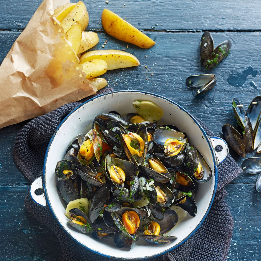 Moules au court-bouillon parfumé au gingembre et quartiers de pommes de terre