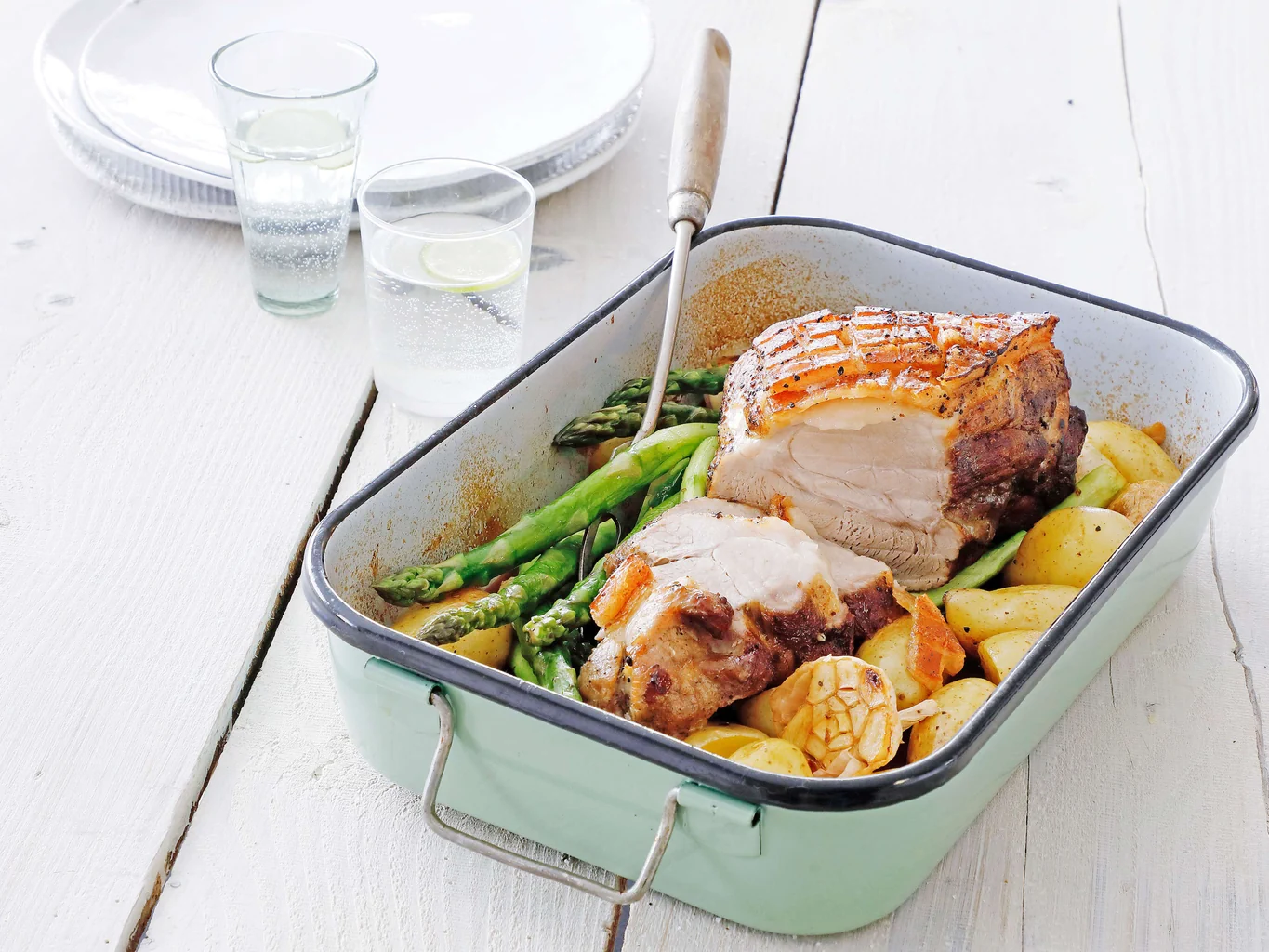 Rôti de porc avec asperges à l'ail