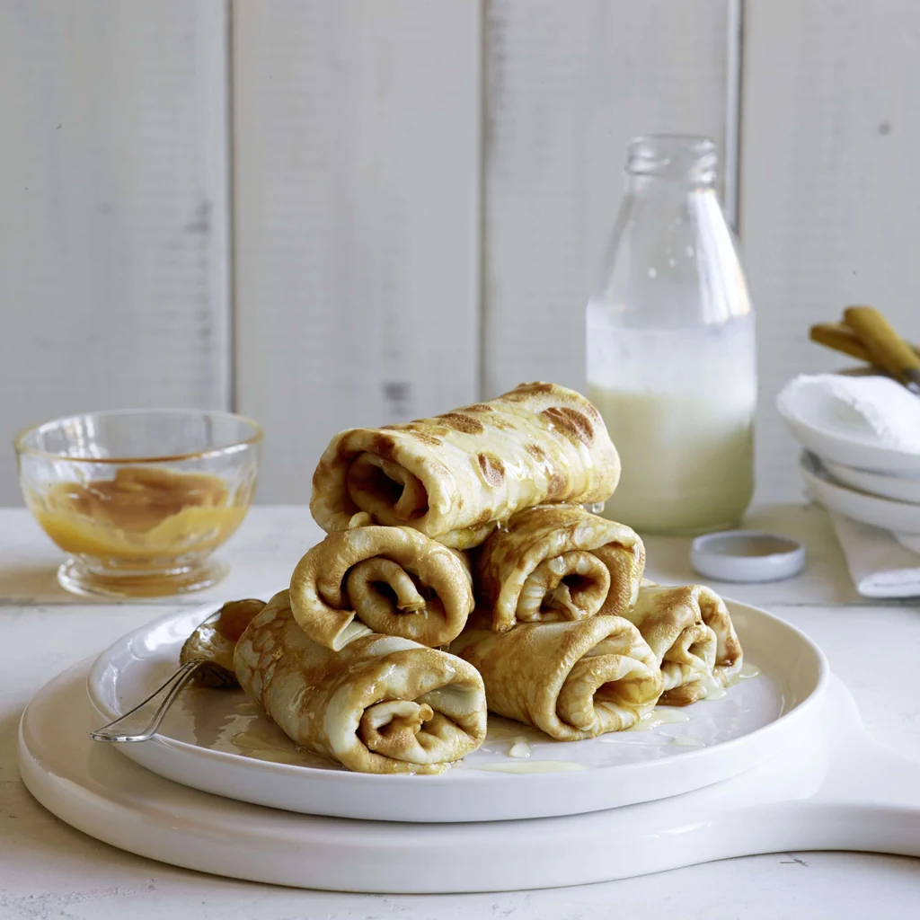 Crespelle arrotolate con composta di mele
