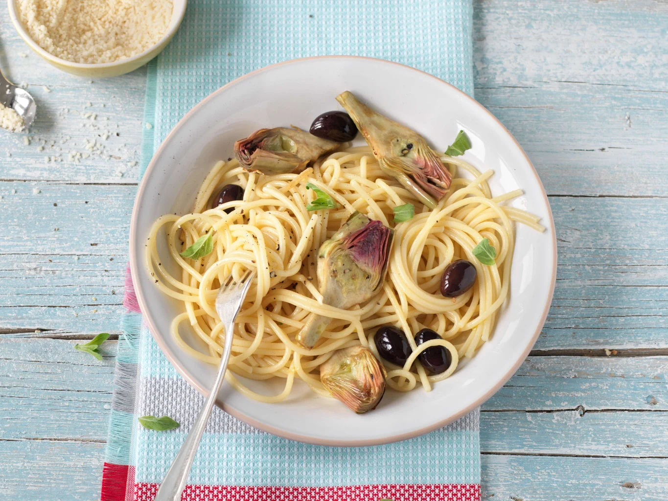 Spaghetti avec mini-artichauts et olives