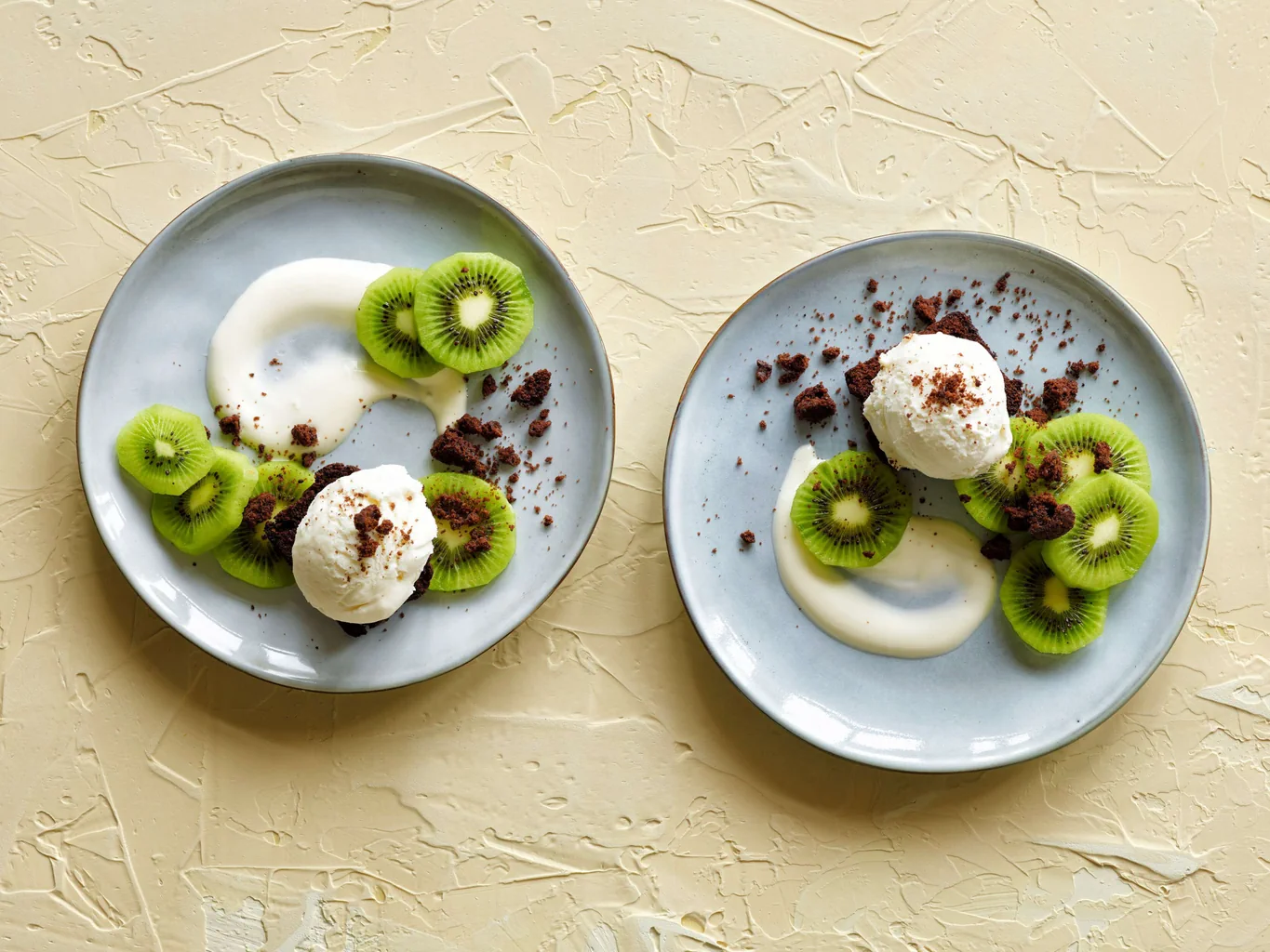 Gelato con kiwi e muffin tostato