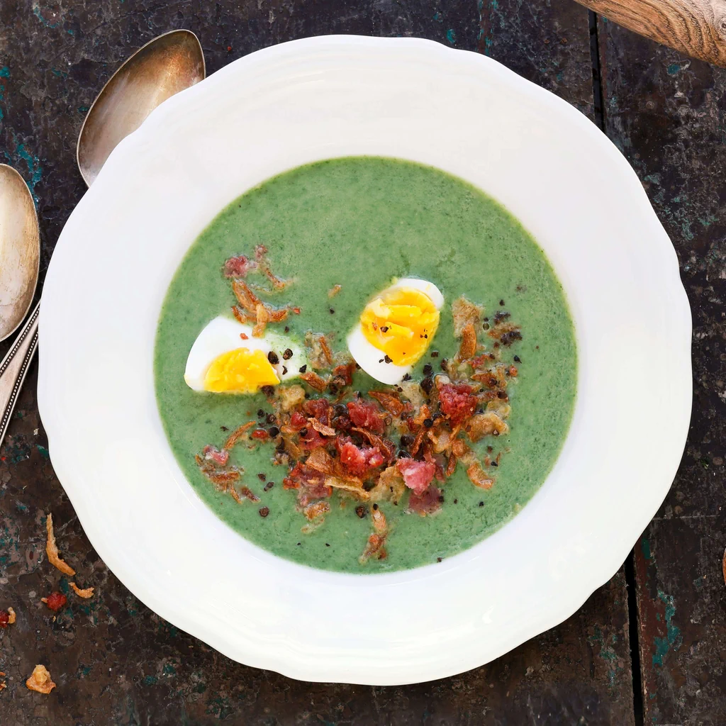 Lauch-Erbsensuppe mit Luganighe und Ei