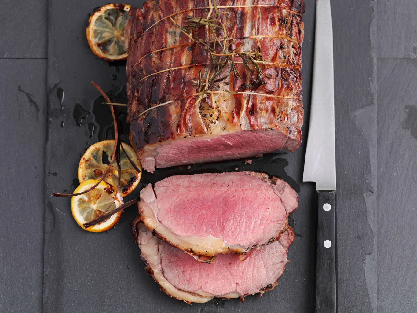 Entrecôte avec citron, cannelle et lard