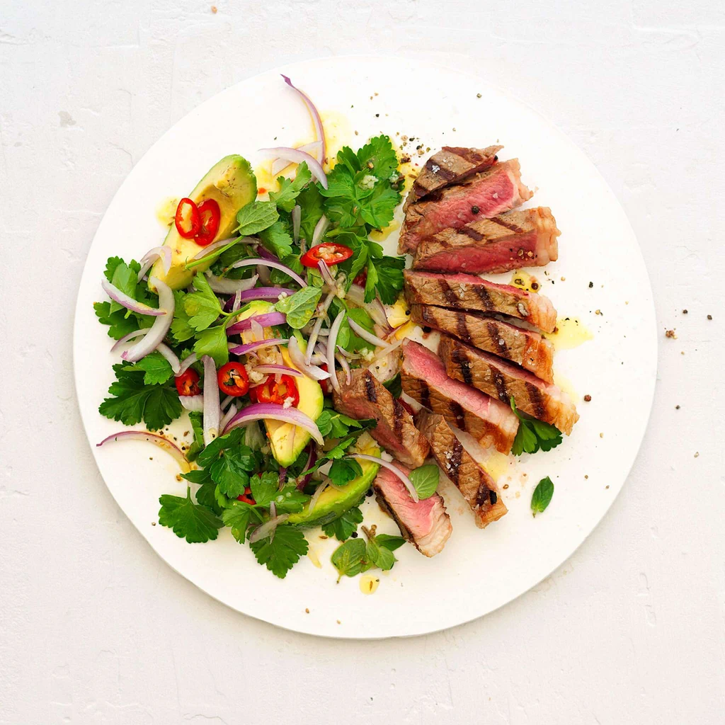 Steak de bœuf avec salade d'avocat au chimichurri 