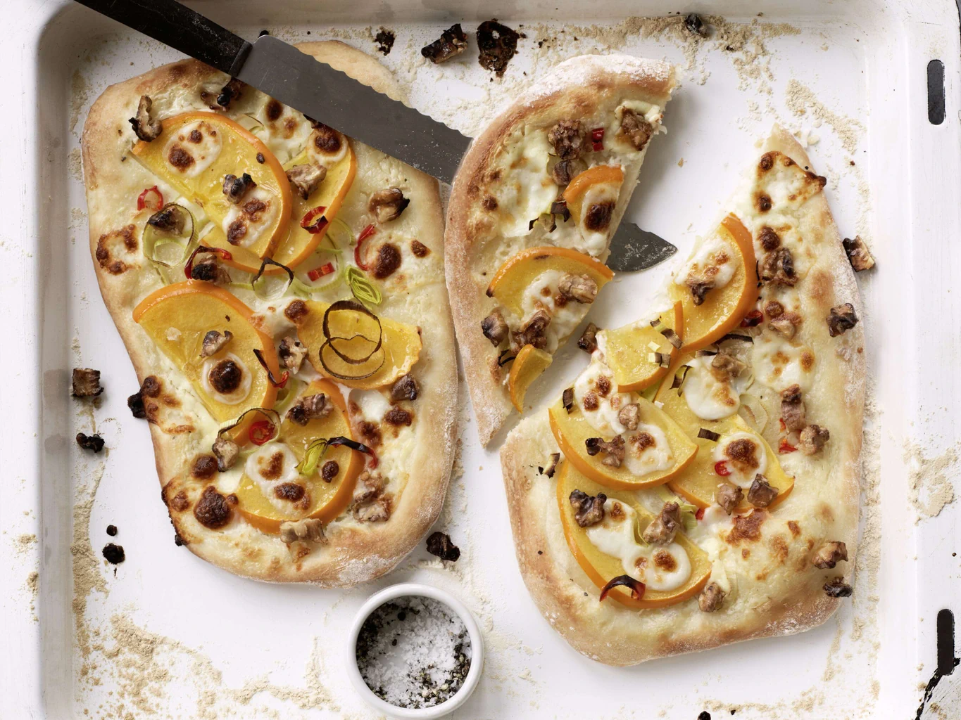 Pizza bianca con cachi e formaggio di capra