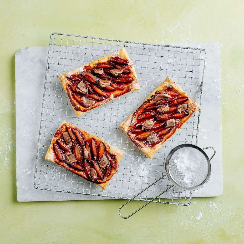 Sfoglie alle prugne con barrette al cioccolato