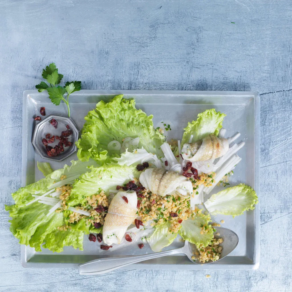 Linsensalat mit Fischröllchen