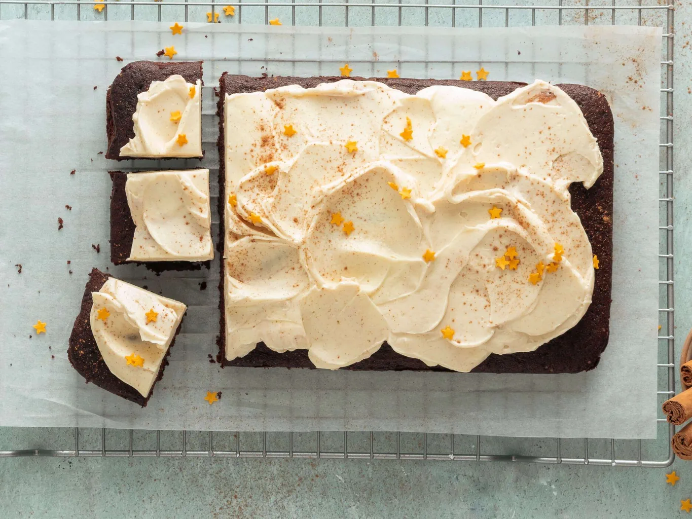 Torta di cioccolato con frosting alla cannella