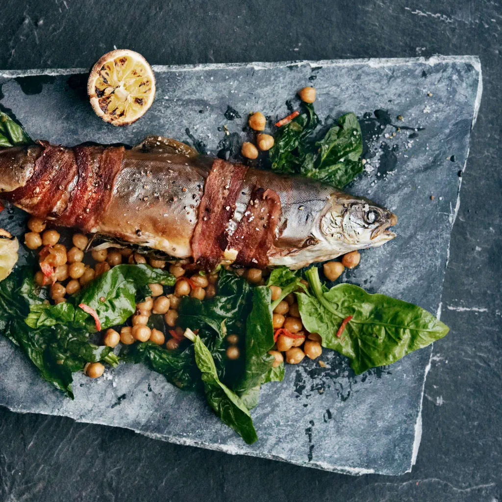 Speck-Saibling mit caramelisierten Spinat-Kichererbsen
