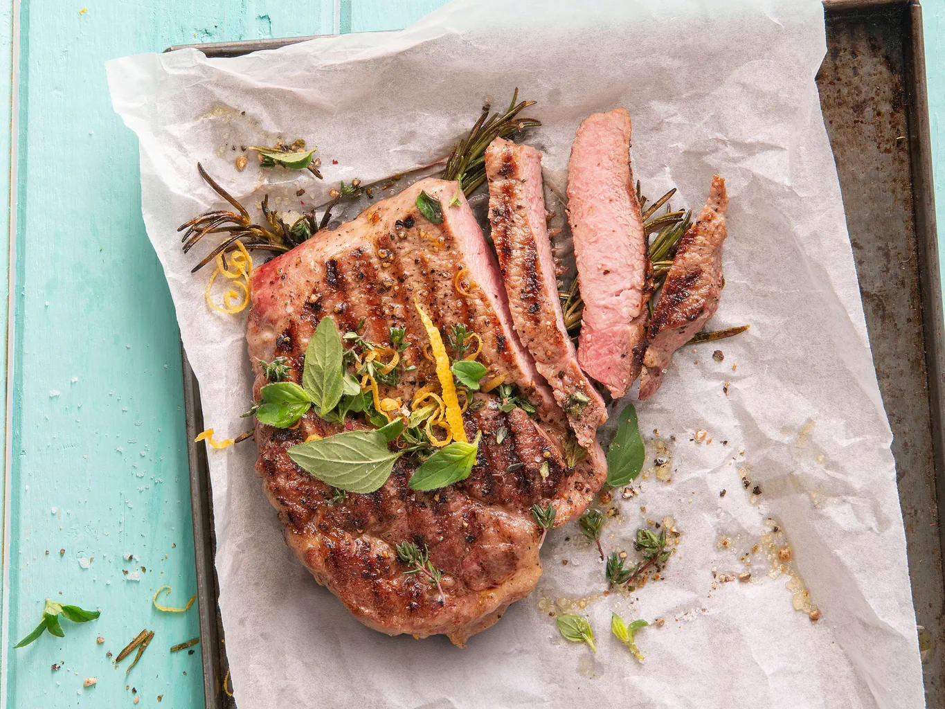 Steak de porc avec fines herbes au citron