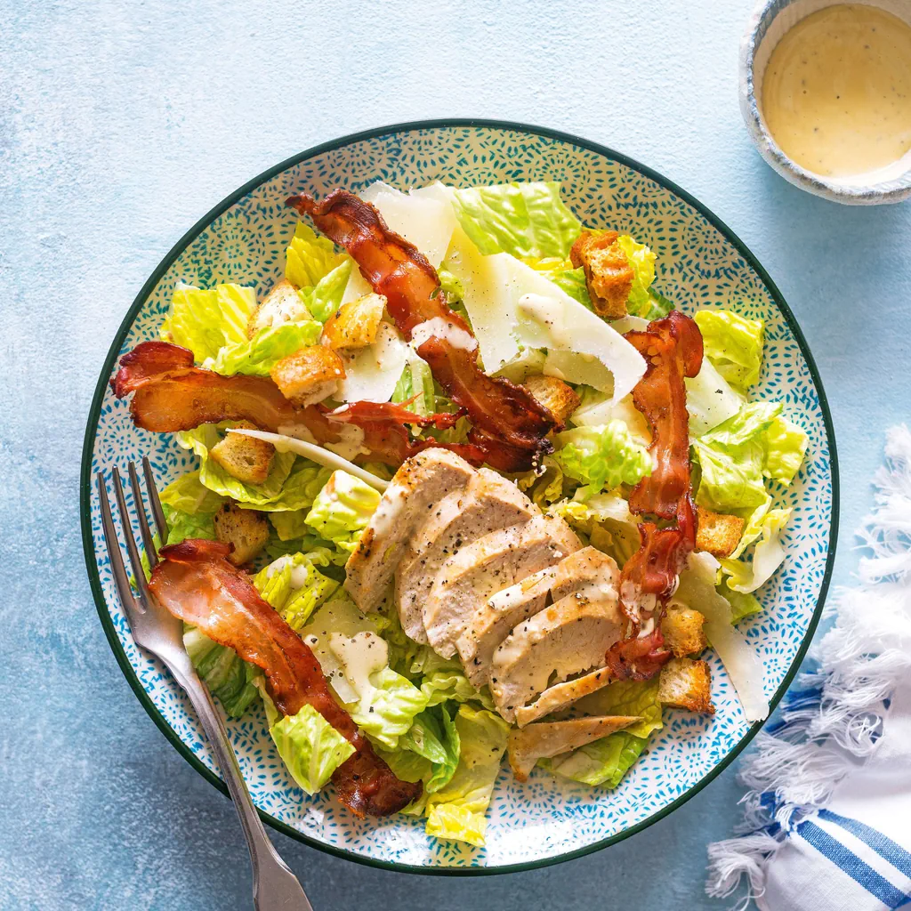 Caesar Salad mit Pouletbrust und Speck