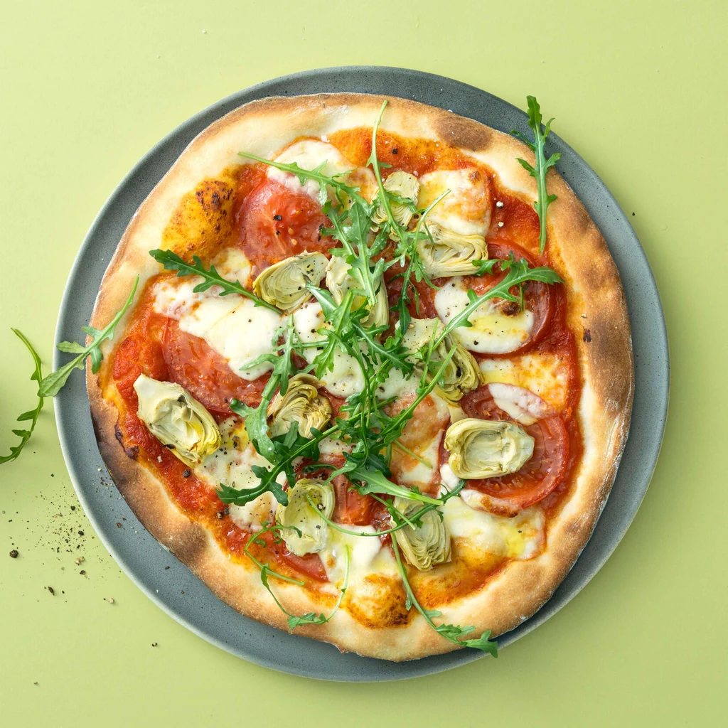 Pizza mit Artischocken und Rucola