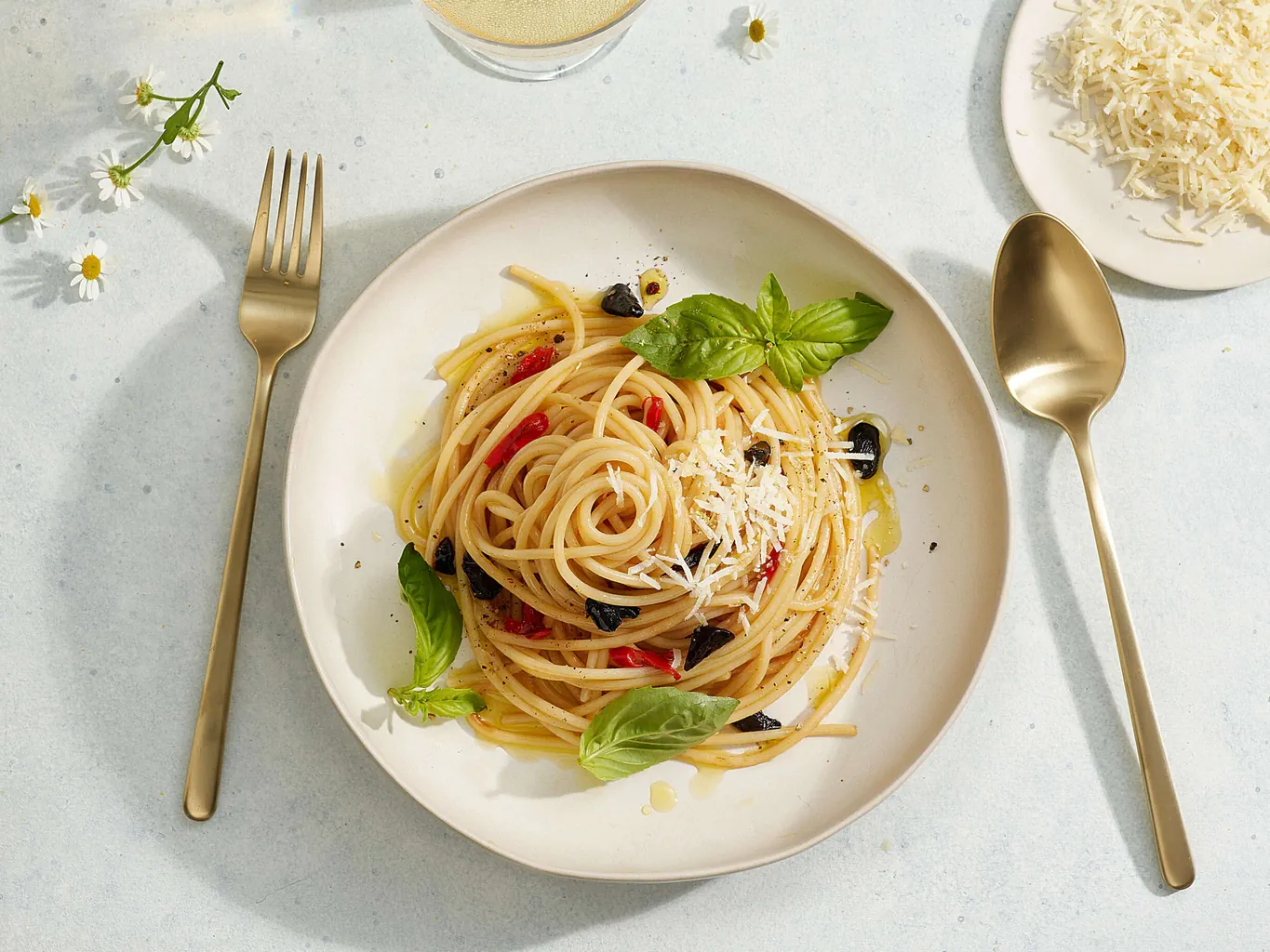 Spaghetti mit schwarzem Knoblauch