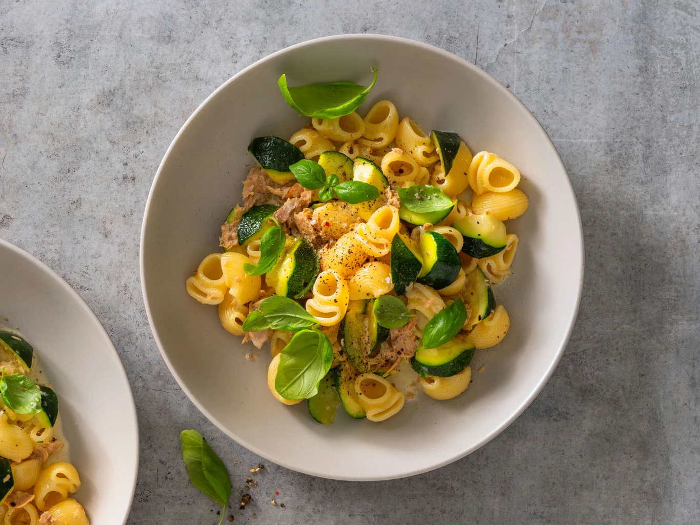 Pasta mit Zucchetti-Thon-Ragout