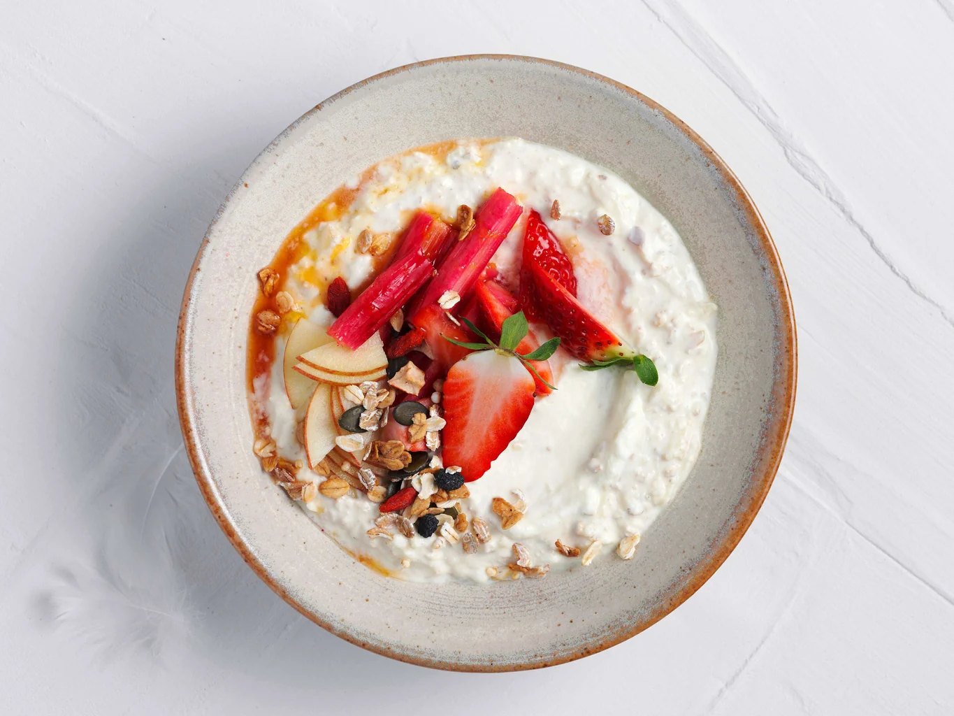 Birchermüesli mit Erdbeeren und Rhabarber