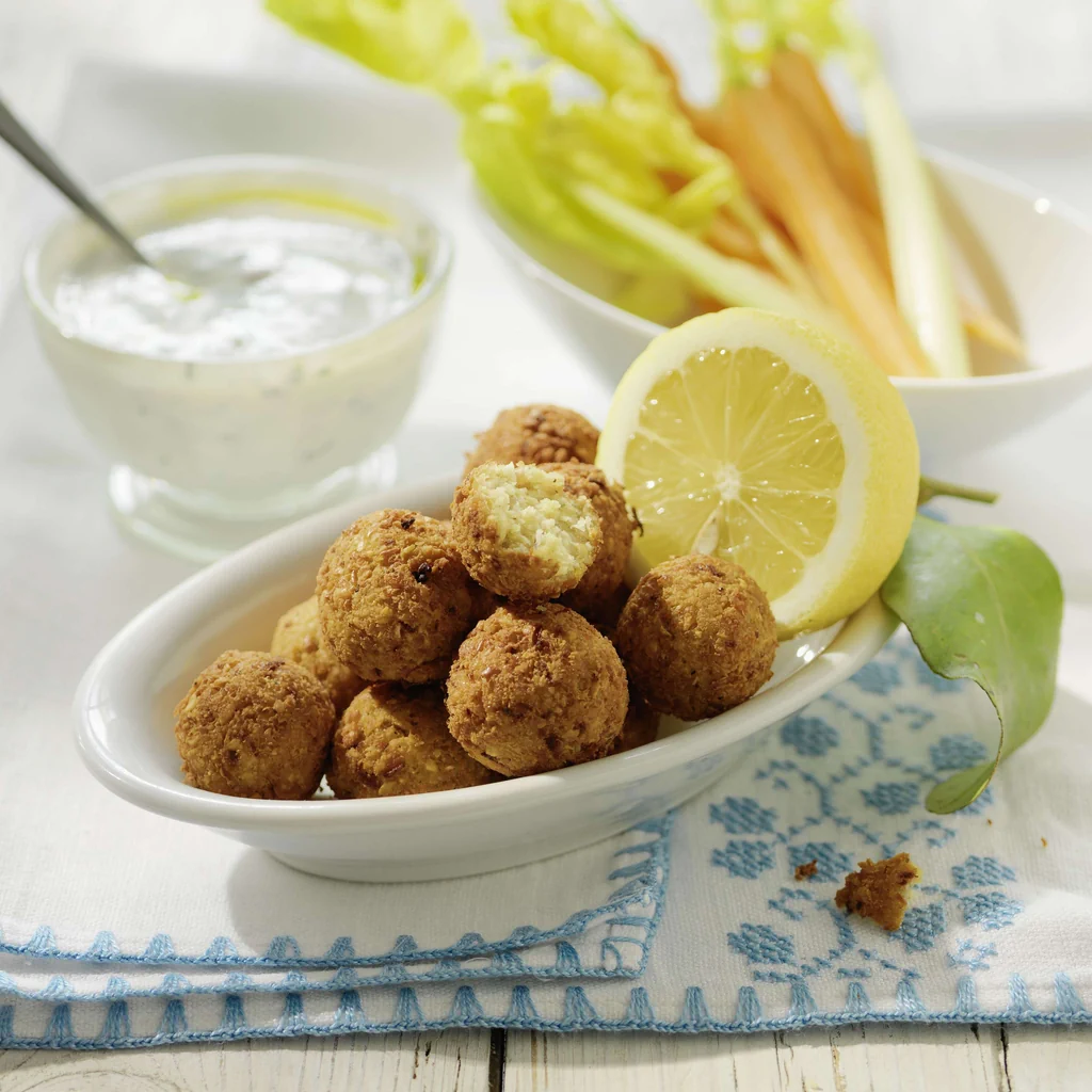 Salade avec falafels et sauce au yogourt à la coriandre