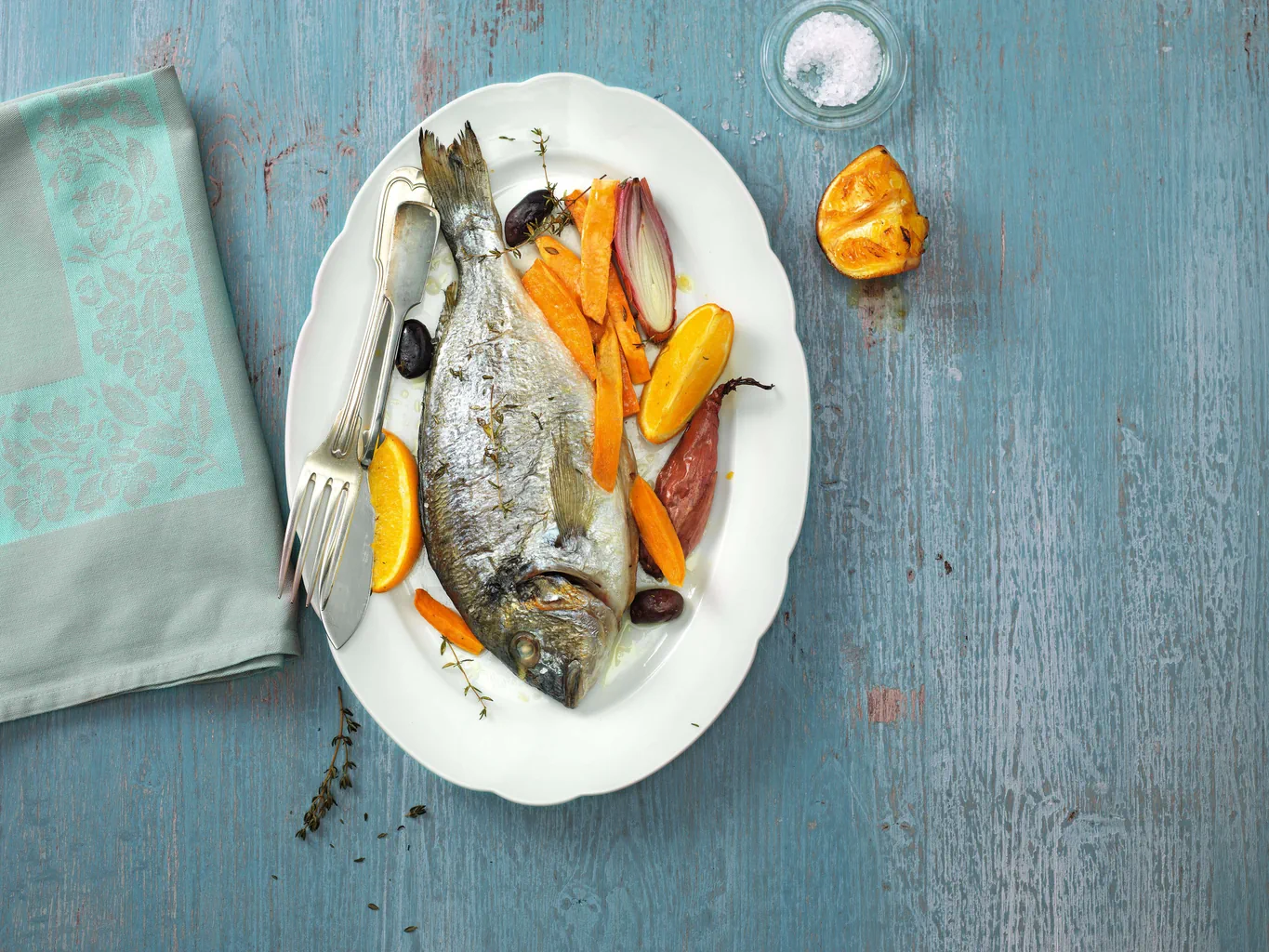 Dorade entière avec patates douces et oranges