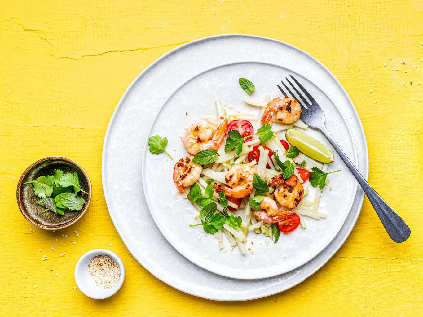 Insalata tailandese di cavolo rapa con gamberetti